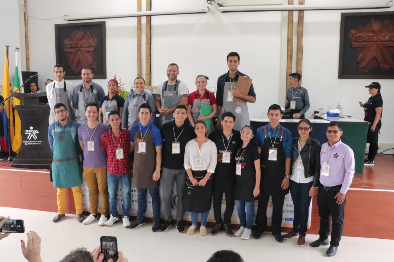 Jóvenes baristas que participan en este concurso.